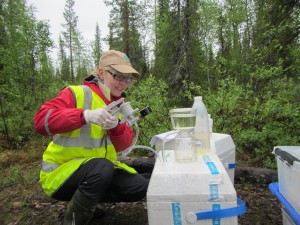 Vesinäytteenottoa isotooppitutmääritystä varten kaivoksen ympäristötutkimuksessa. Kuva: Pekka Forsman, GTK.